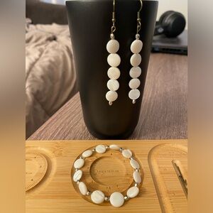💕2/$11 Mother of Pearl earring & bracelet set